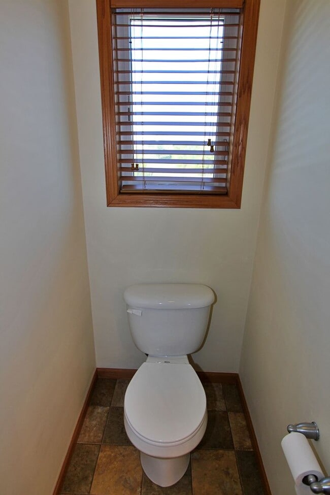 Building Photo - 3 Bedroom Townhome