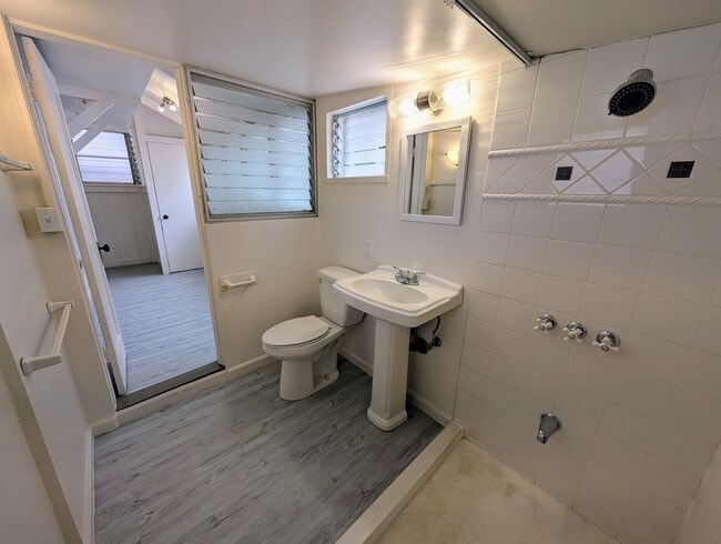 Building Photo - Centrally located 2 Bed, 1.5 Bath house in...