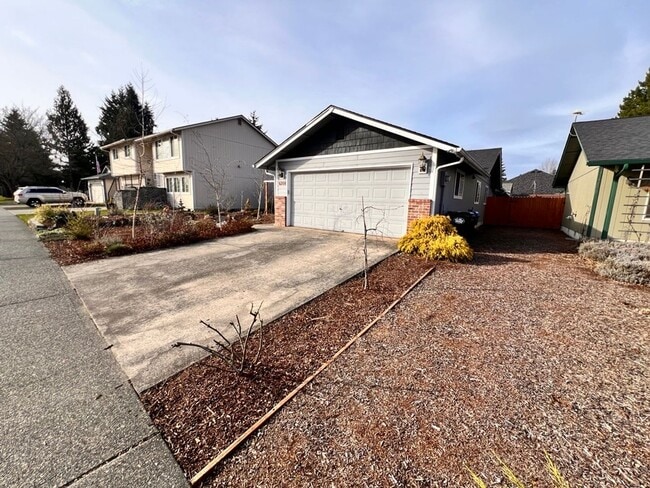 Building Photo - 3Bed 2Bath Single Level Avail. April 7th Move-In