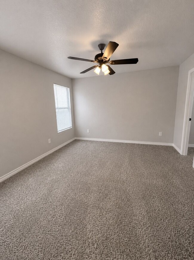 Building Photo - 5016 Flipper Dr