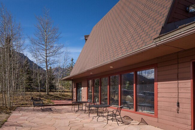 Building Photo - Available now!  Year lease!   Three Bedroo...