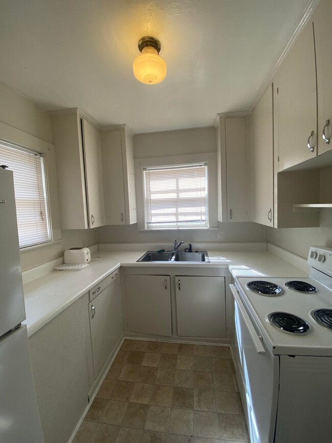 Building Photo - 545 E Park Ave