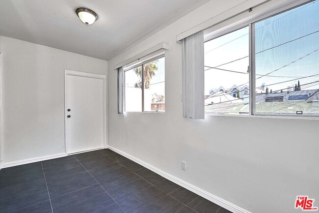 Building Photo - 826 S Park View St