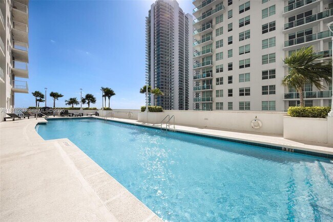 Building Photo - 1200 Brickell Bay Dr