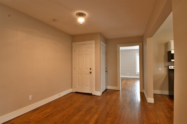Building Photo - 409 E Austin St