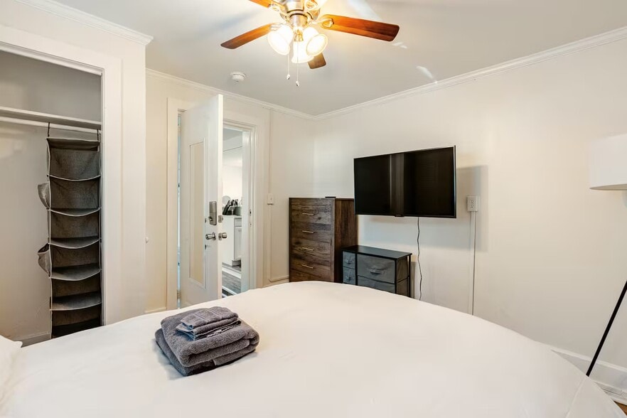 Building Photo - 3718 Live Oak St