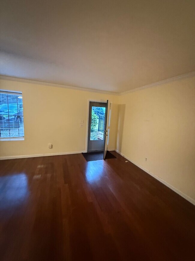 Building Photo - Well Kept 2/2 with Fenced in yard!