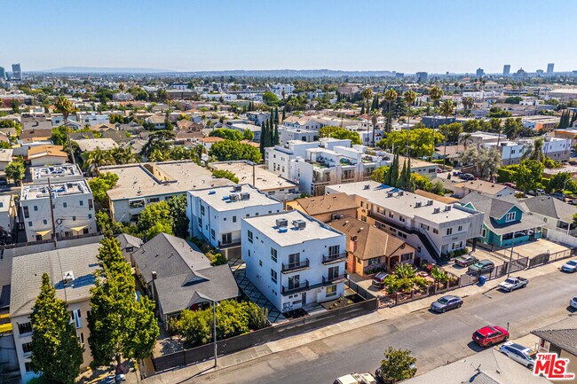 Building Photo - 6021 1/2 Romaine St