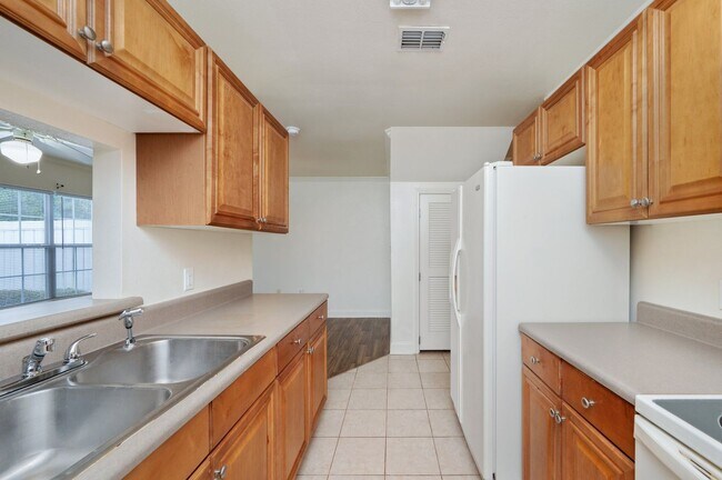 Building Photo - 2 Bedroom Townhouse in Crestview!
