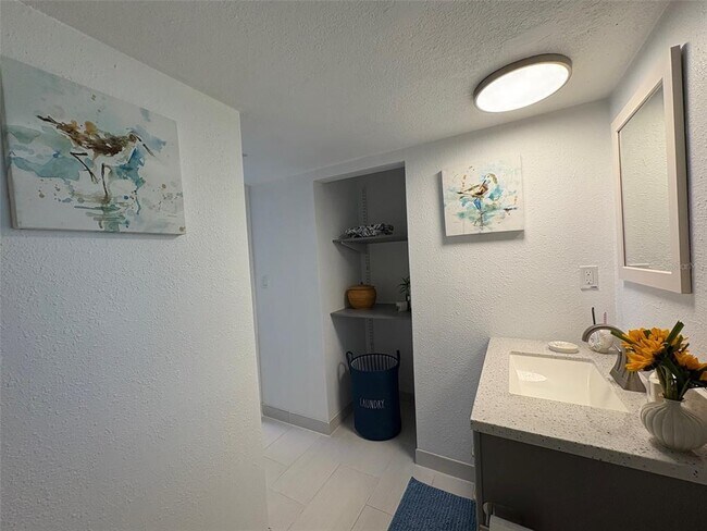 Building Photo - 464 N Paula Dr