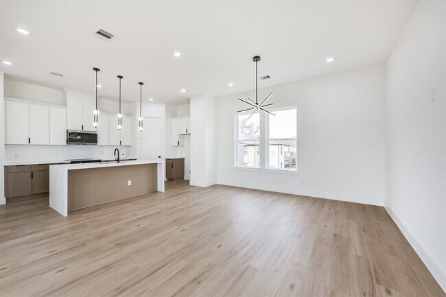 Building Photo - 3808 Ennis St