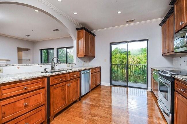 Building Photo - 2865 Lenox Rd NE