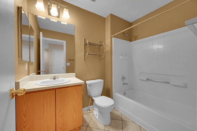 Building Photo - $2,550 - 3 Bed, 2 Bath End Unit Townhome w...