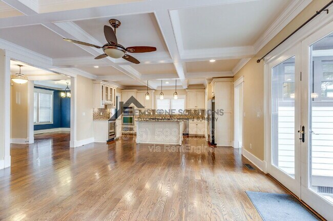 Building Photo - 210 38th Ave N