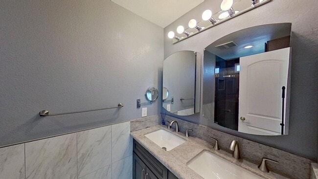 Building Photo - 5517 Thelma Ave