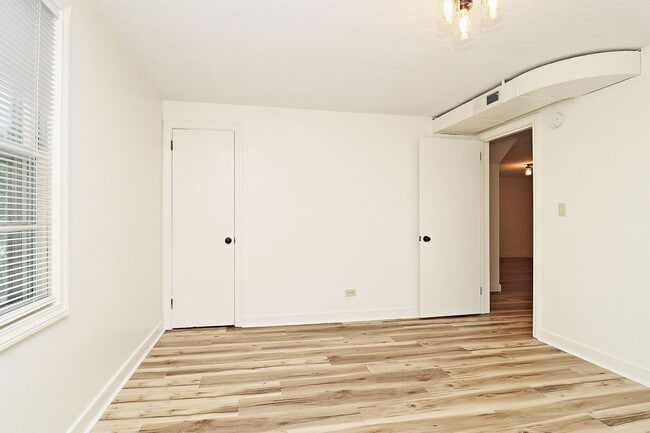 Building Photo - Updated Main-Level Belmont Apartment