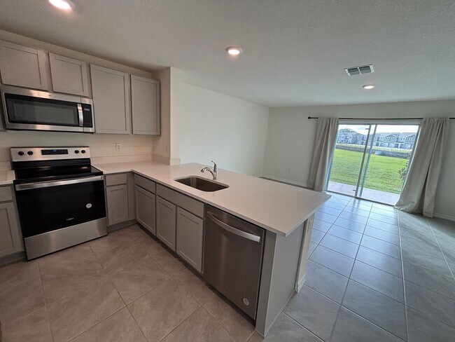 Building Photo - 8243 SW 67th Ave
