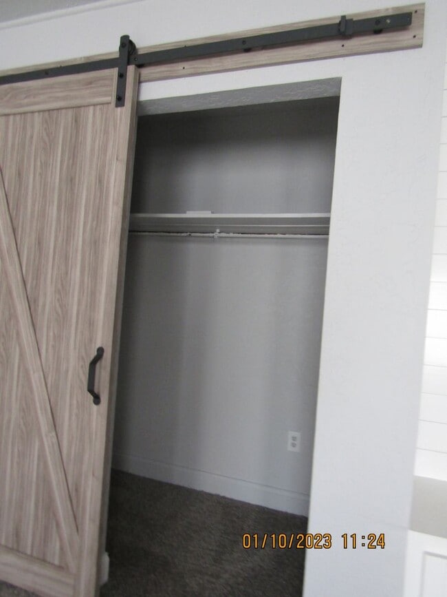 Building Photo - Great home located on the eastside, walking distance to MacArthur Schools.