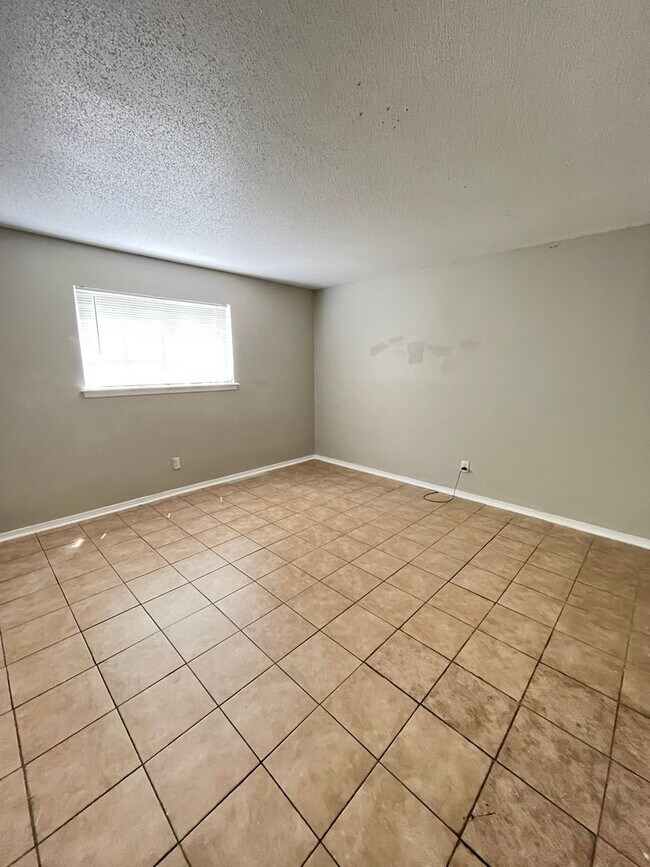 Building Photo - 1 Bed 1 Bath Downstairs Unit