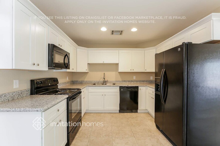 Building Photo - 3843 W Bloomfield Rd