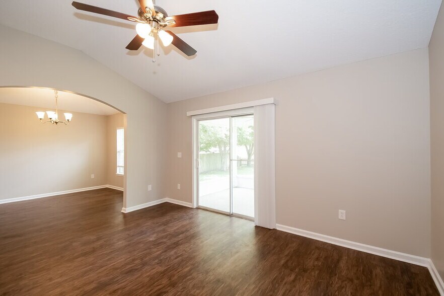 Building Photo - 2727 Cross Creek Dr