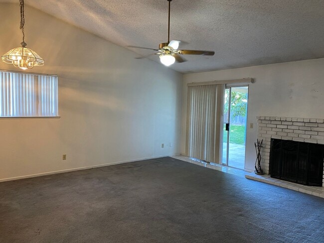 Building Photo - 3 Bedroom 2 Bath Home For Rent In Chowchilla