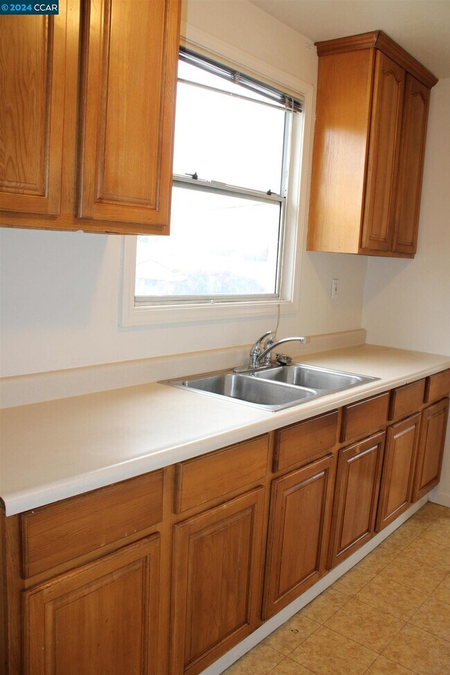 Building Photo - 578 Civic Center St