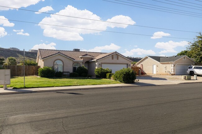 Building Photo - Cute 3 Bedroom 2 Bathroom Home