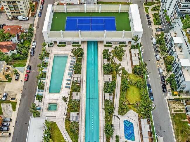 Building Photo - 700 NE 26th Terrace