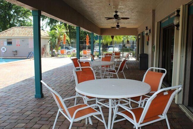 Building Photo - 9840 Pineapple Tree Dr