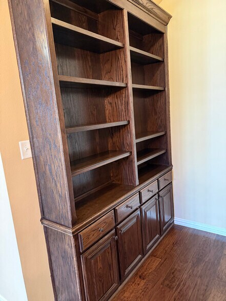 Building Photo - 5683 Hummingbird Ln