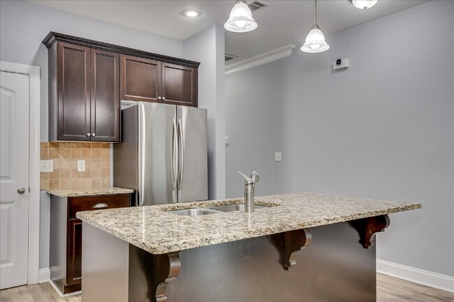 Building Photo - 665 Dunrobin Ln