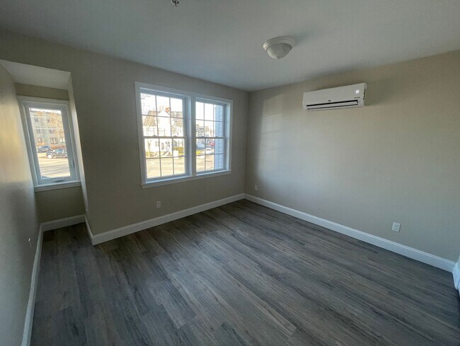 Building Photo - 129 Kenoza Ave