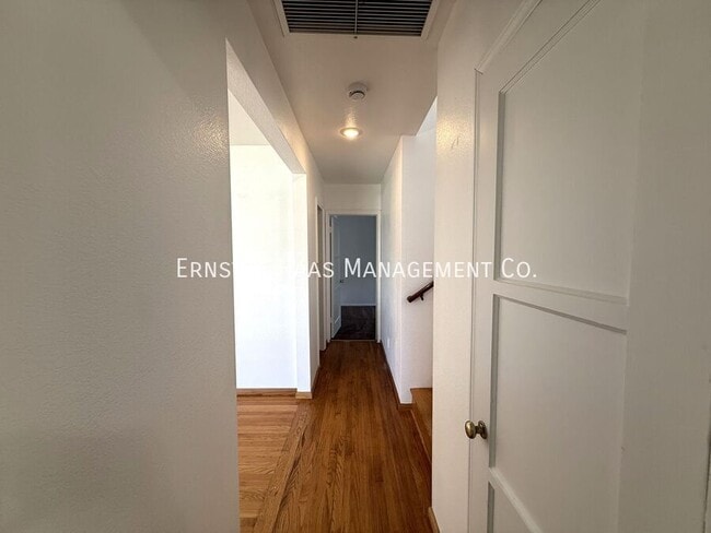 Building Photo - 4723 Blackthorne Ave