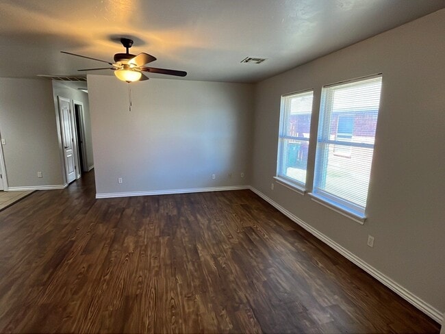 Building Photo - 4 Bedroom 2 Bath Duplex in Mustang!  $1270 Per month!