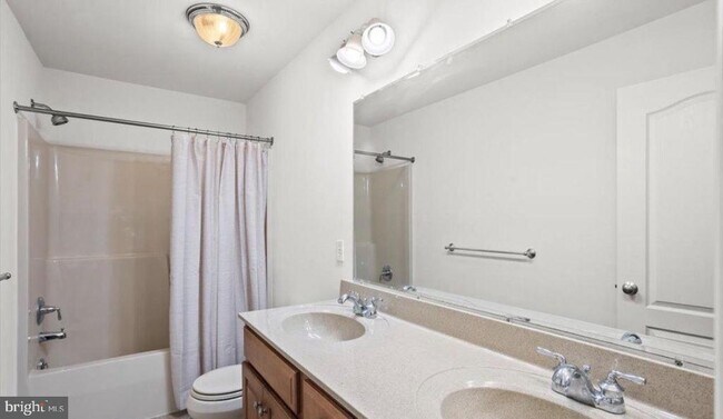 Building Photo - 10 Lenox Ct