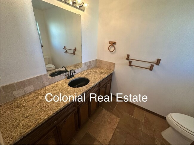 Building Photo - Spacious 2 story home