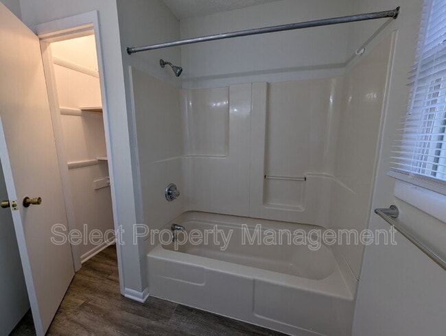 Building Photo - 924 E Washington Center Rd