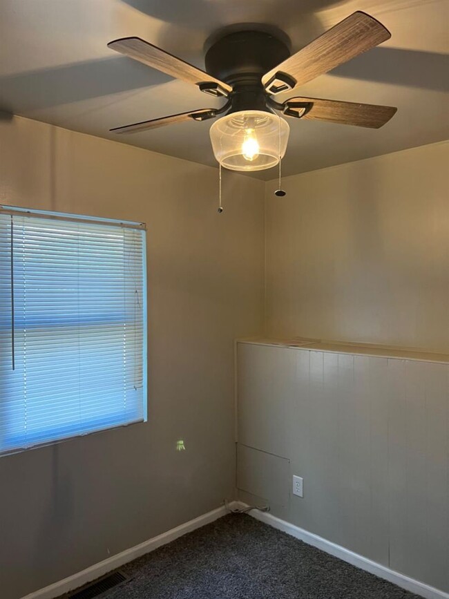 Building Photo - Home Short Drive to the Beach! MOVE IN SPE...