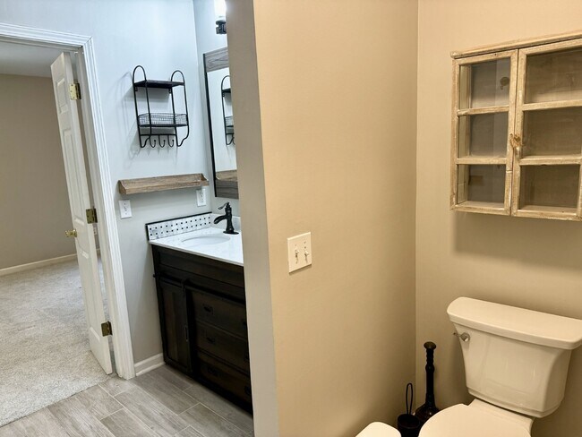 Building Photo - Spacious Townhome with a Private Courtyard in Westbury Park!