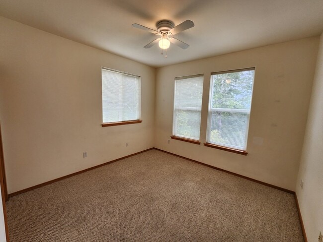 Building Photo - 3 bed 2.5 bath home on Bell Hill with grea...