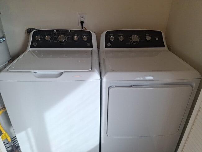 Building Photo - 402 N 19th Ave