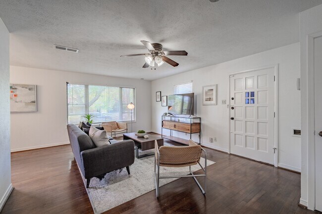 Building Photo - Cozy Forest Hills Retreat in East Dallas