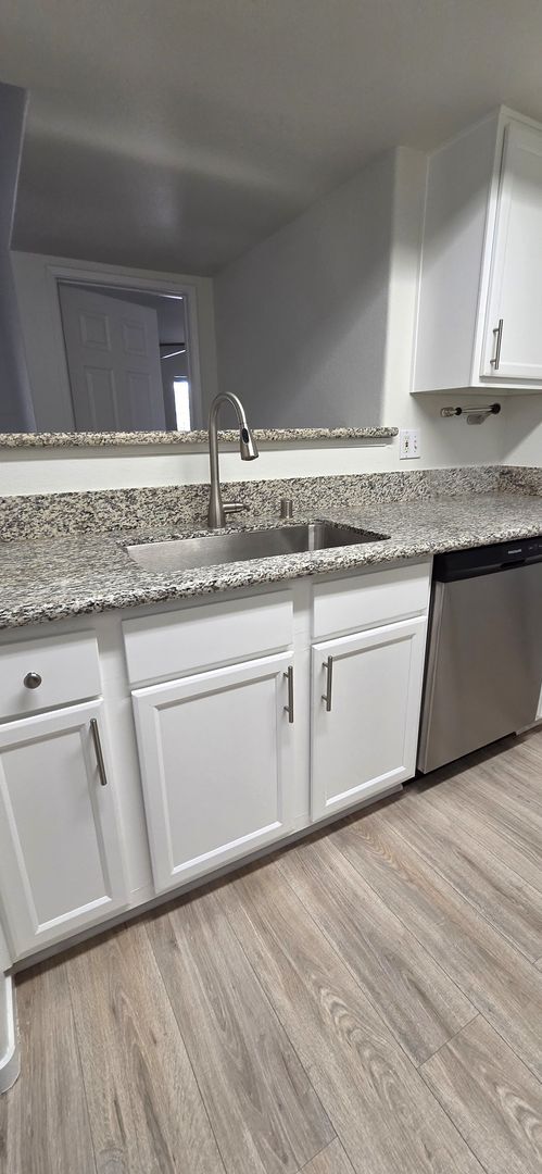 Building Photo - RARE 2nd floor 3 BEDROOM condo in the heart of Seven Hills in gated Horizons @ Seven Hills