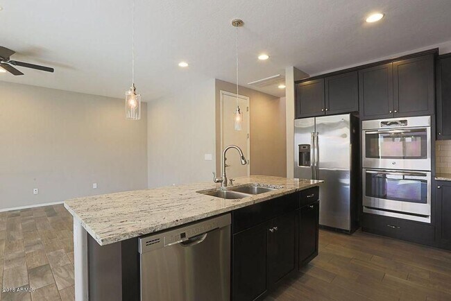 Building Photo - Stunning 3 bedroom plus Den with 2.5 bathrooms. Come, show & rent today!!!  End property!!!  Good...