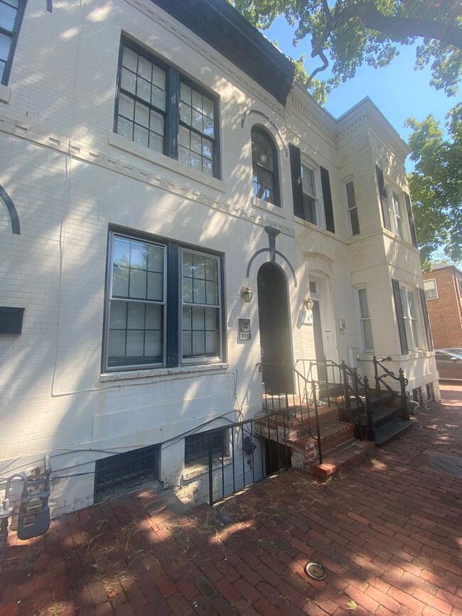 Building Photo - Renovated Georgetown Rowhouse Just Steps A...