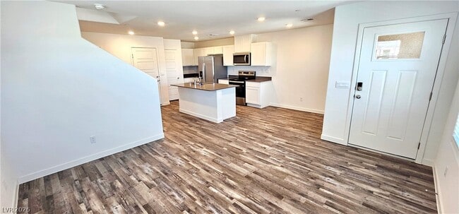 Building Photo - 915 Violet Heron St