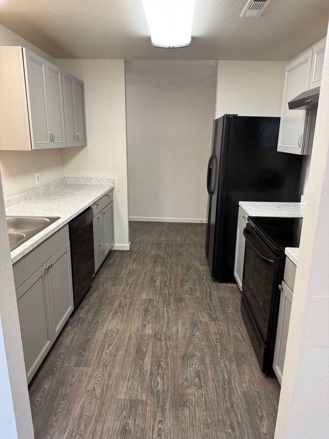 Building Photo - 3-bedroom, 2-bathroom home in Redding Updated Interior!