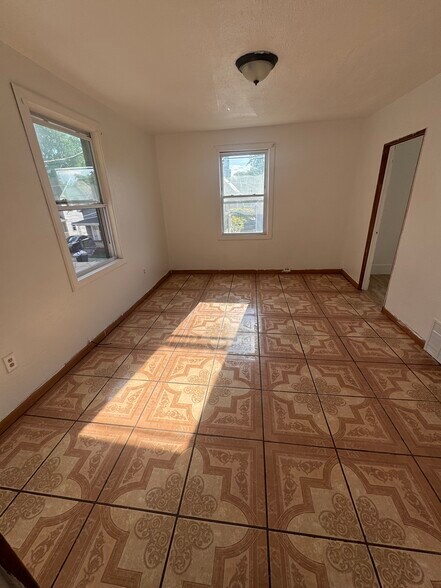 Building Photo - 1115 Brewster St