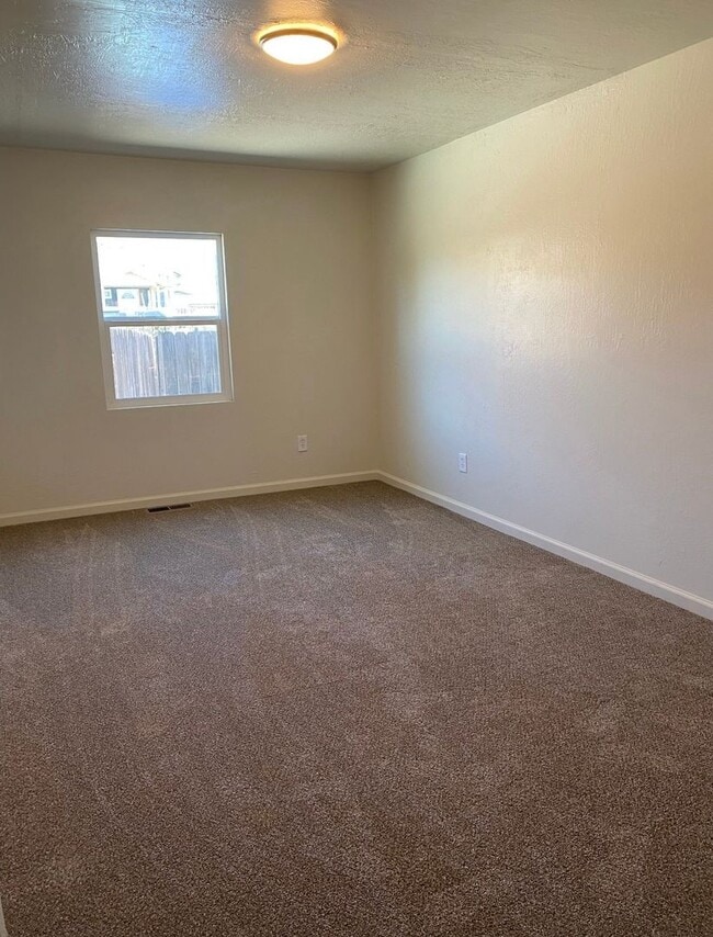 Building Photo - Charming & Cheery 3-Bedroom Duplex in Old ...